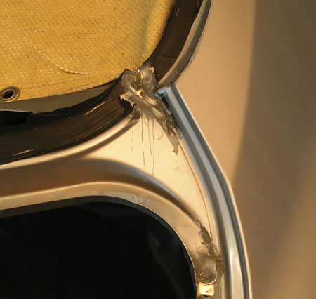The 2009 Toyota Camry has two MIG-brazed joints on the trunk flange and rear window flange. 