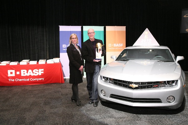 Robin Rotenberg, vice president corporate communications and chief communications officer, BASF Corporation, and Tom Peters, design director for RWD and Performance Cars, General Motors, with the 2010 Camaro – 2010 World Car Design of the Year.